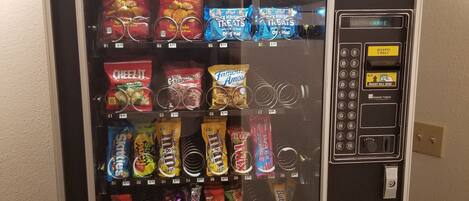 Una máquina expendedora con diversas opciones de aperitivos.