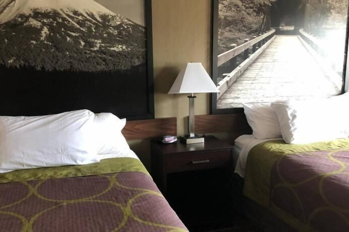 Desk, laptop workspace, iron/ironing board, free WiFi