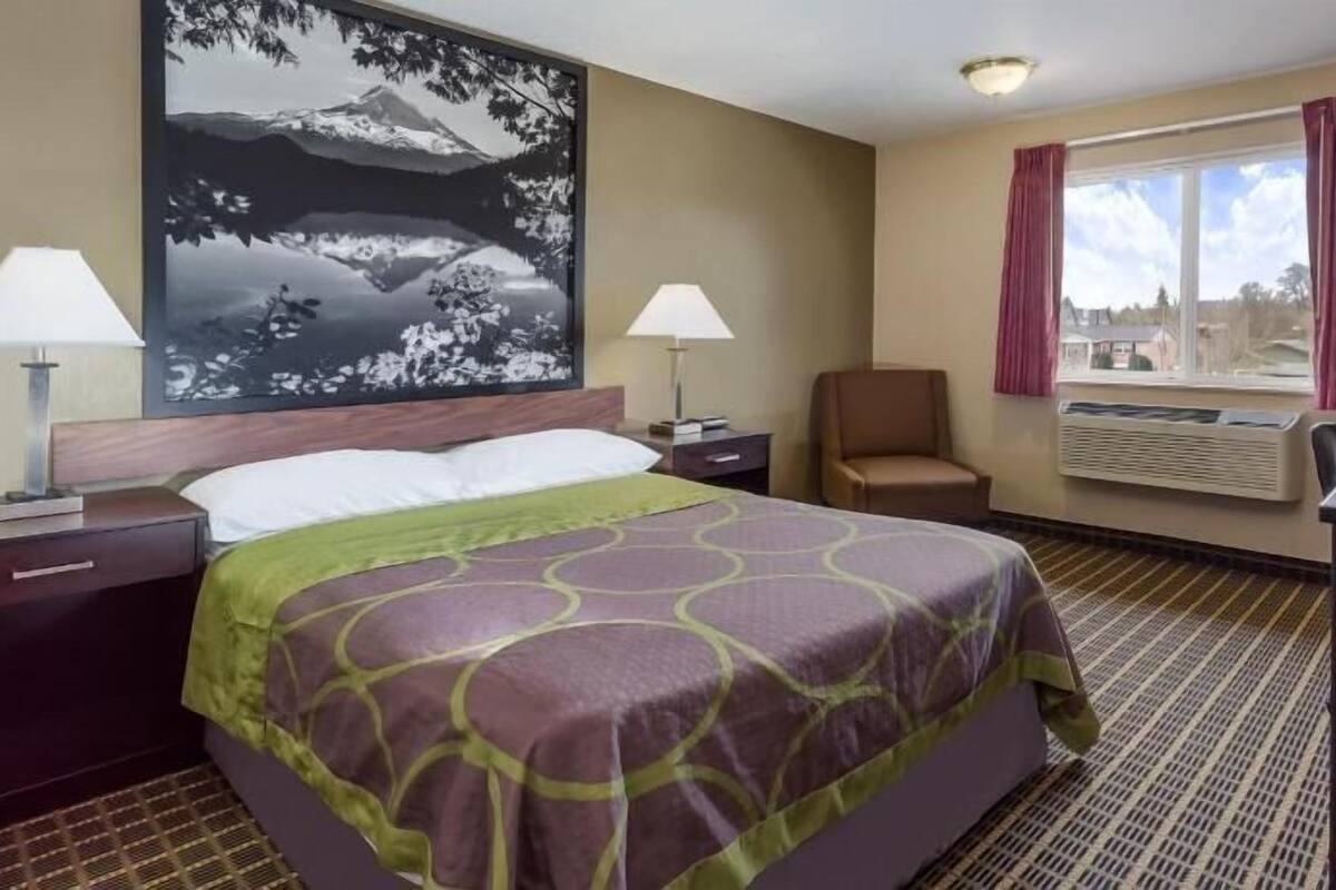 Desk, laptop workspace, iron/ironing board, free WiFi