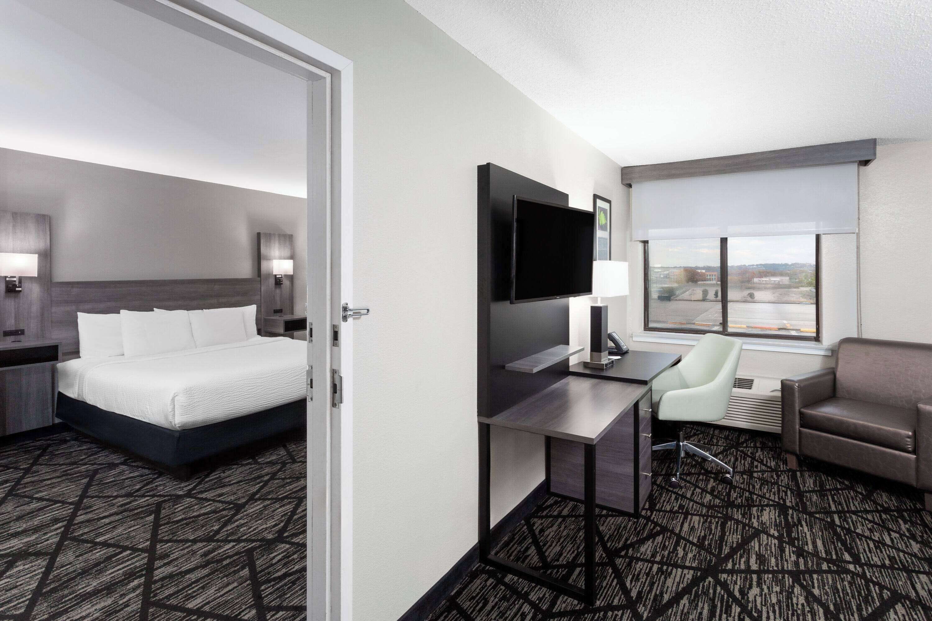 Suite, 1 Bedroom, Non Smoking (1 King Bed) | Premium bedding, desk, soundproofing, iron/ironing board