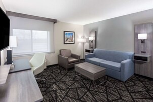 Suite, 1 cama de matrimonio grande, no fumadores (Two-Room Suite) | Ropa de cama de alta calidad, escritorio, tabla de planchar con plancha