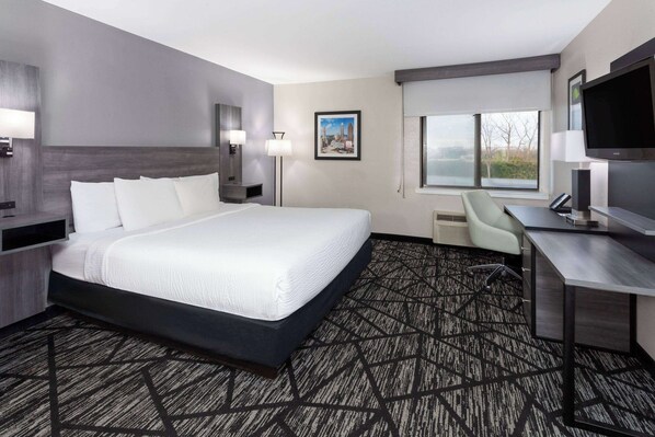 Suite, 1 Katil Raja (King), Non Smoking (Two-Room Suite) | Peralatan tempat tidur premium, meja, seterika/papan seterika