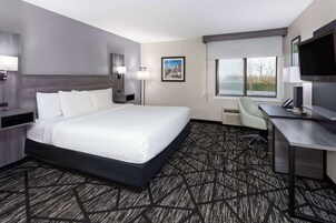 Suite, 1 cama de matrimonio grande, no fumadores (Two-Room Suite) | Ropa de cama de alta calidad, escritorio, tabla de planchar con plancha