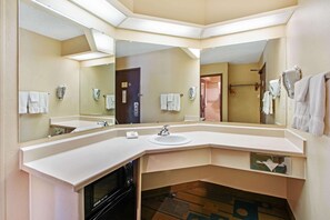Combined shower/tub, free toiletries, hair dryer, towels