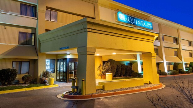 A hotel entrance with a sign reading "LA QUINTA INN 3 SUITES". - La Quinta Inn & Suites by Wyndham Albuquerque Journal Ctr NW (Albuquerque)