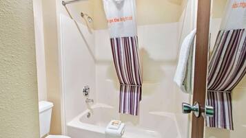 Ein Badezimmer mit einer Badewanne, einer Toilette und einer Duschvorhang.