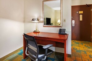 Premium bedding, desk, laptop workspace, iron/ironing board - La Quinta Inn & Suites by Wyndham Albuquerque Journal Ctr NW (Albuquerque)