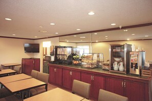 Free continental breakfast - La Quinta Inn by Wyndham Omaha Southwest (Omaha)