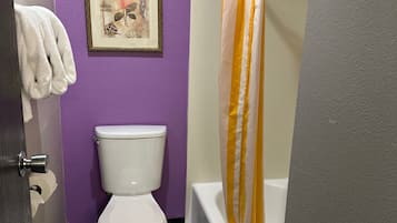 Combined shower/bathtub, free toiletries, hair dryer, towels
