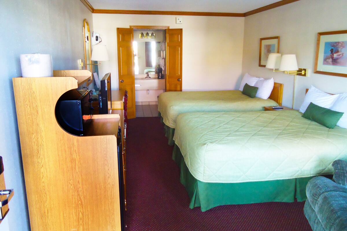 Standard Room, 2 Double Beds | Desk, iron/ironing board, WiFi (free), bed sheets