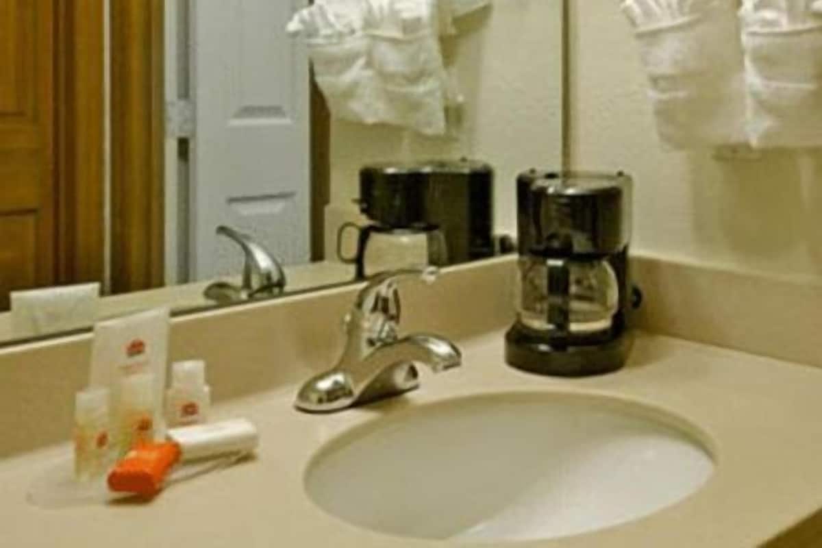 Bồn tắm và buồng tắm vòi sen riêng, máy sấy tóc, khăn tắm