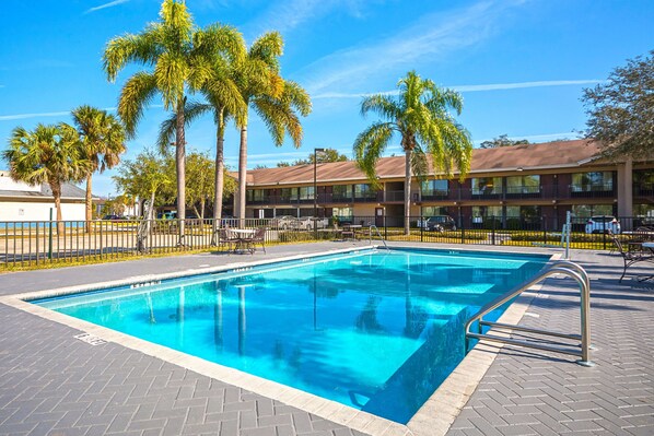 Piscina externa, funciona das 7h às 19h, espreguiçadeiras
