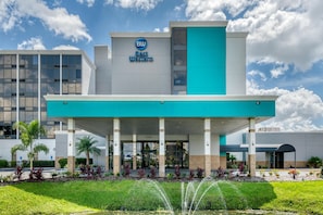 A Best Western hotel with a modern facade, large windows, and a covered entrance area. - Best Western Orlando Gateway Hotel (Orlando)