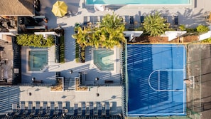 Piscine extérieure, cabanons gratuits, parasols de plage