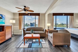 Suite, 1 très grand lit, non-fumeur, réfrigérateur et four à micro-ondes (with Sofabed) | Literie de qualité, coffre-fort, bureau