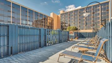 Kolam renang outdoor, dengan payung kolam renang dan kursi berjemur