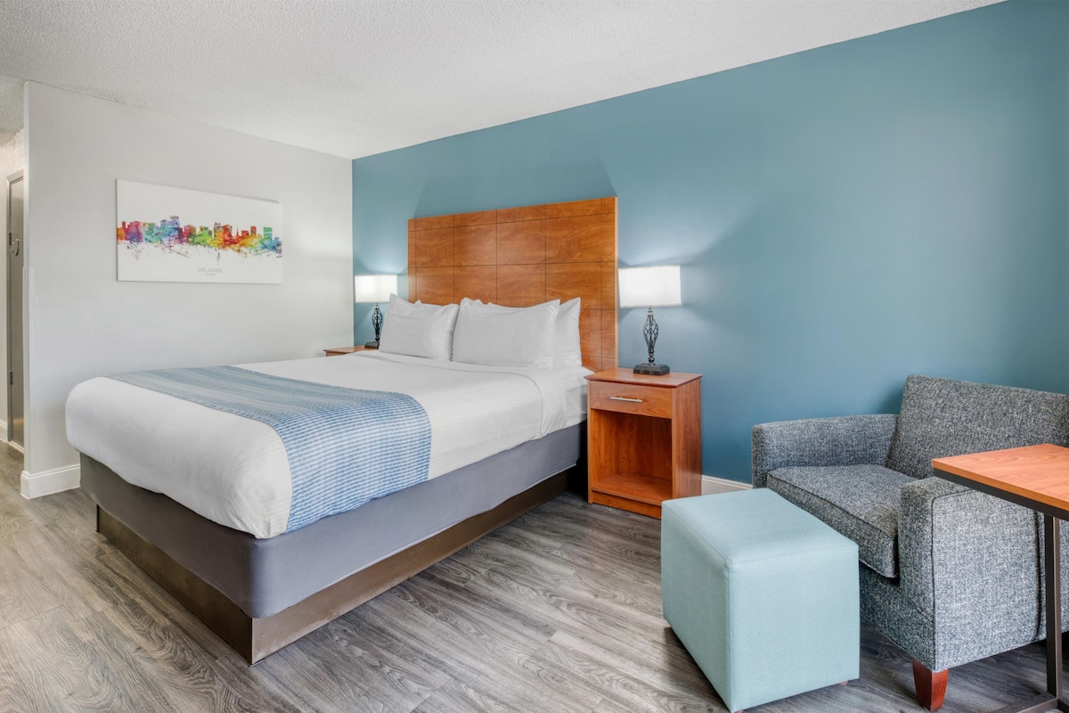 Premium Room 1 King Bed with Water View- Non-Smoking