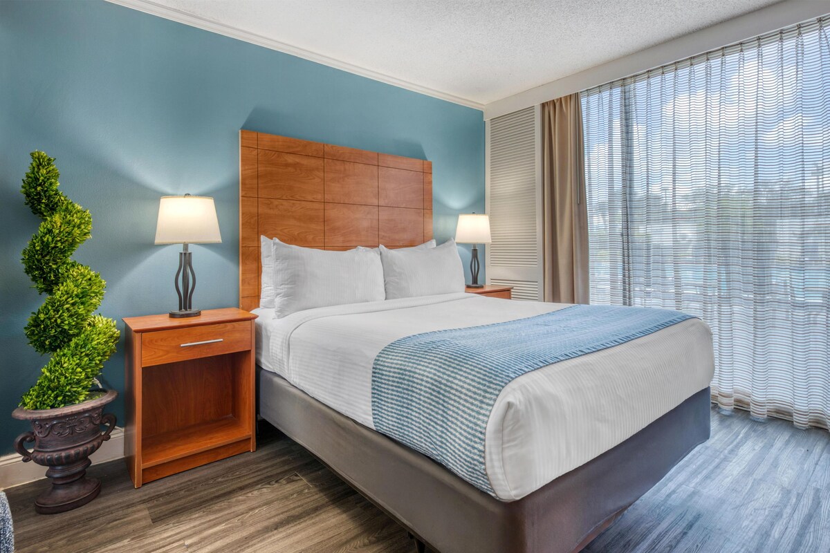 Queen Room with Roll-In-Shower- Disability Access- Non-Smoking