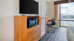 King Room- Non-Smoking | Sengetøy av topp kvalitet, safe på rommet og skrivebord