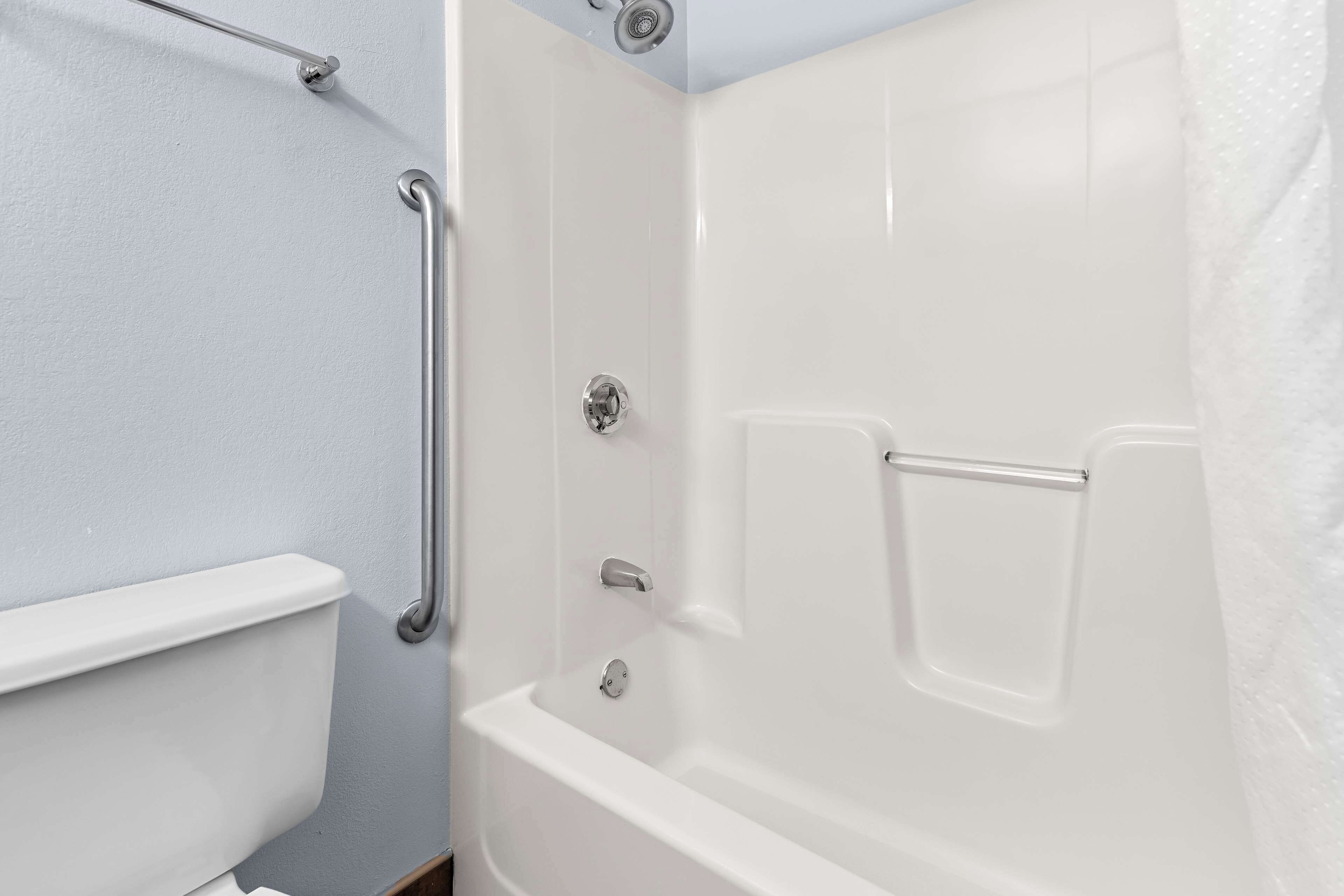 combined shower/bathtub, hair dryer, towels