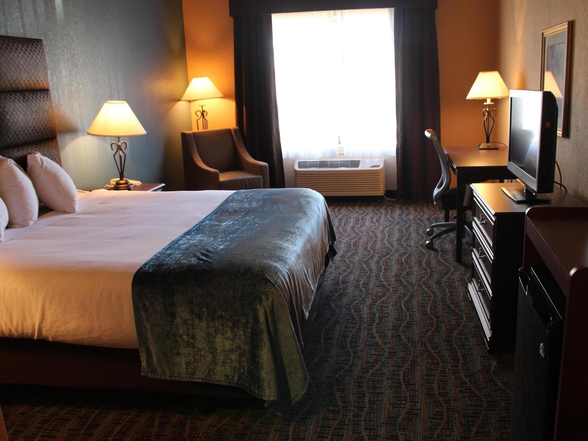 Pillowtop beds, in-room safe, desk, laptop workspace