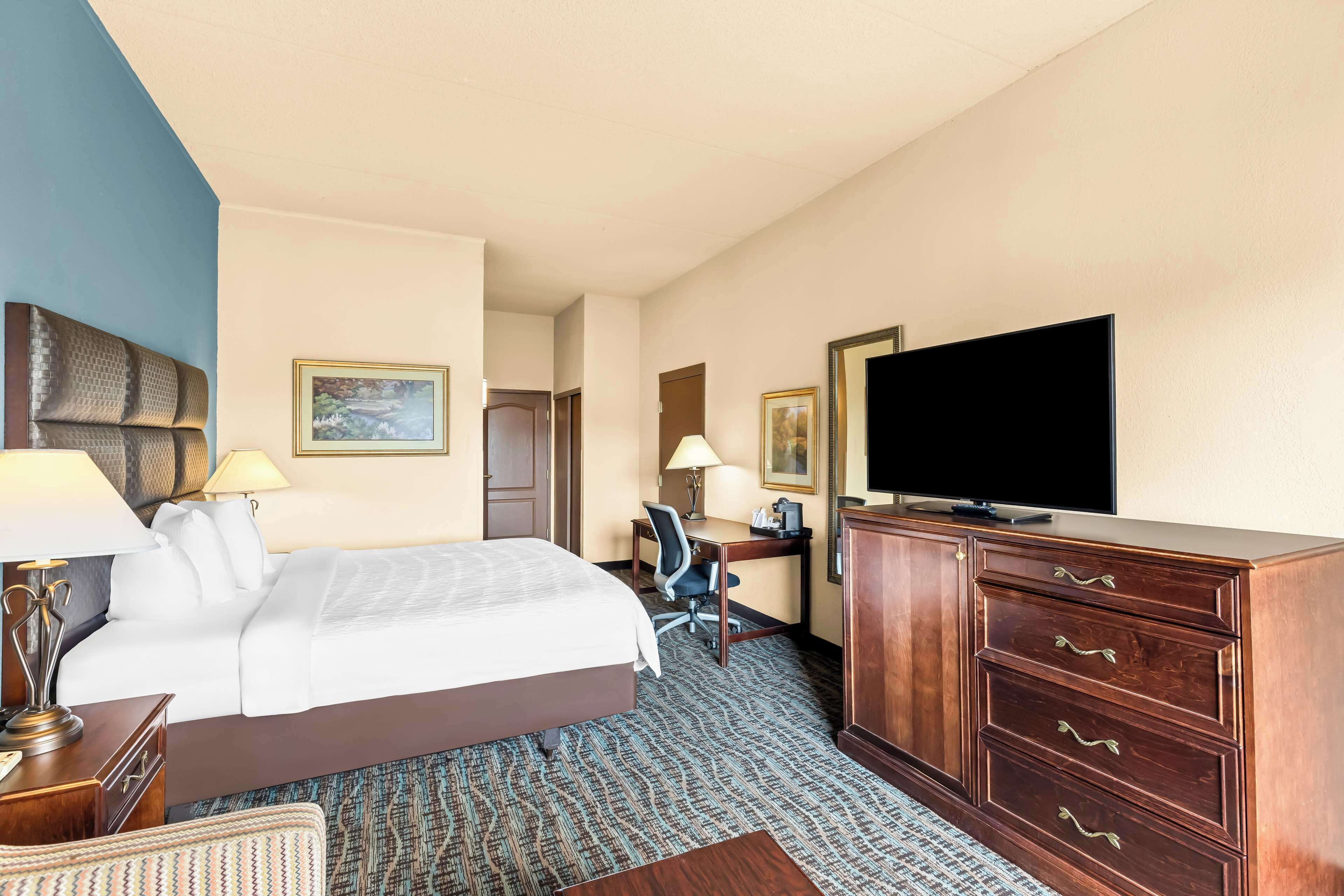 suite, 1 king bed, non smoking, refrigerator & microwave | pillow-top beds, in-room safe, desk, laptop workspace