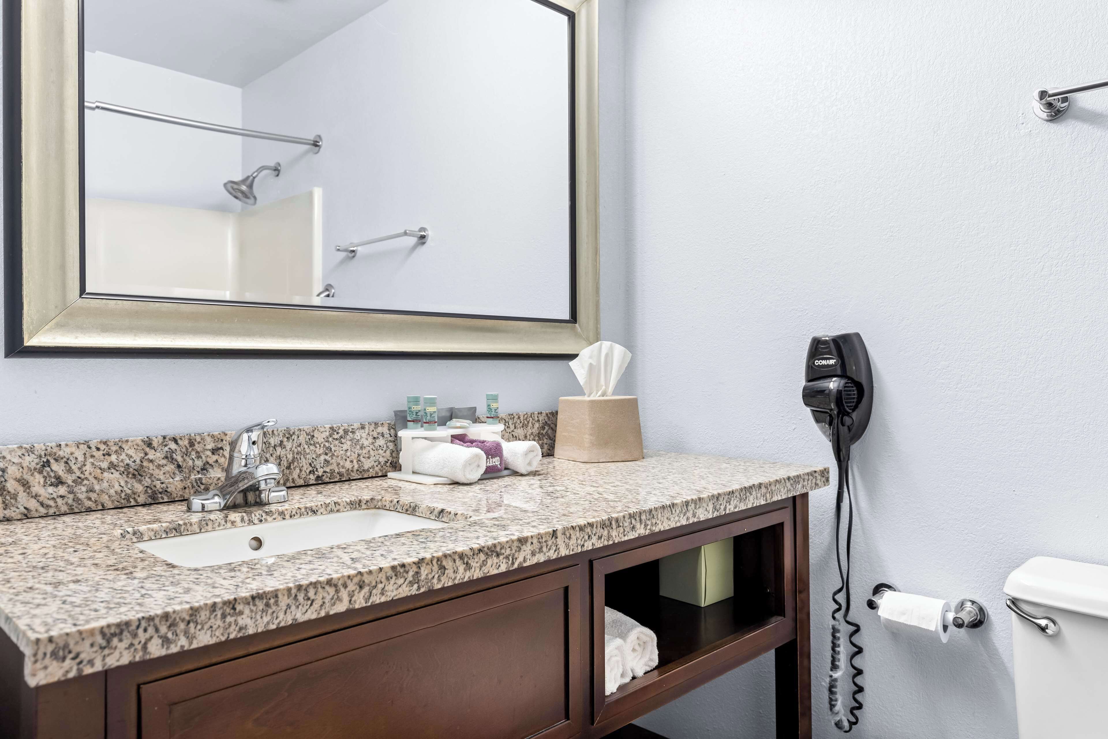 combined shower/bathtub, hair dryer, towels