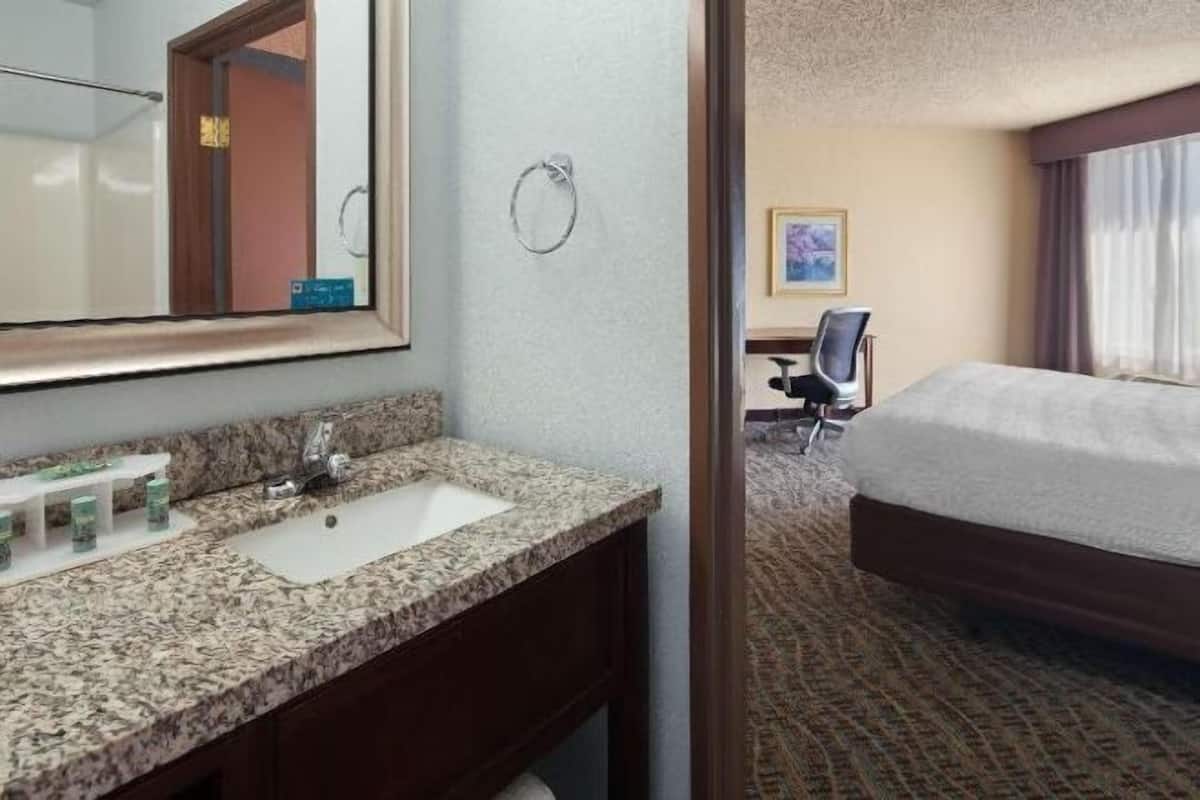 Camas con pillow-top, caja de seguridad en la habitación y escritorio