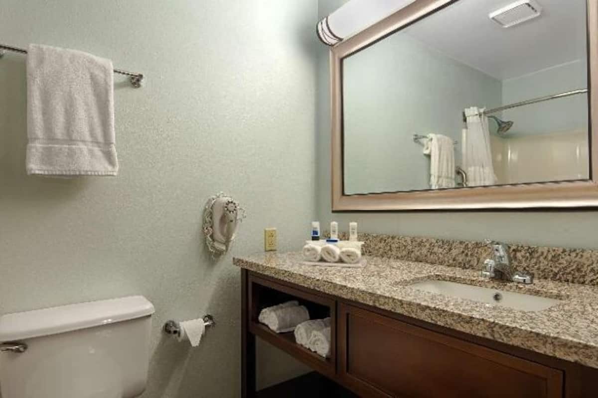 Baño | Tina con regadera, secadora de cabello, toallas