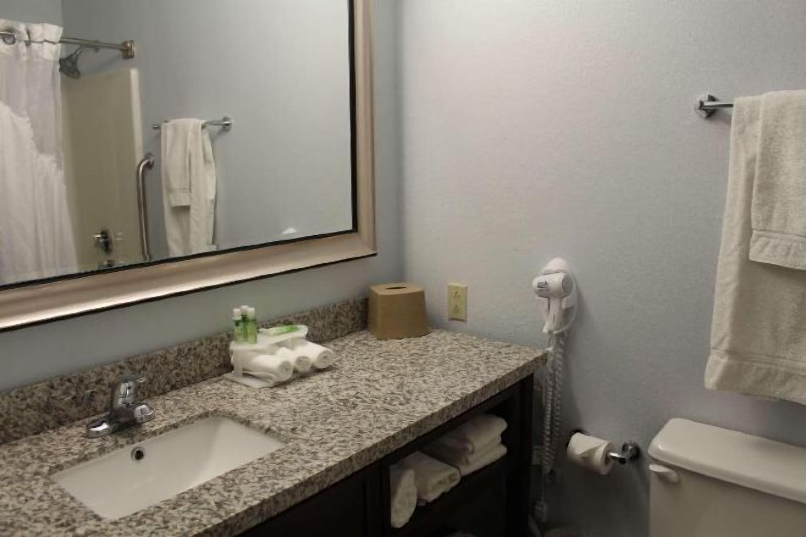 Bañera con ducha, secador de pelo, toallas