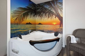 Jetted bathtub - Links Bos Landen Hotel & Spa of Pella, Trademark by Wyndham (Pella)