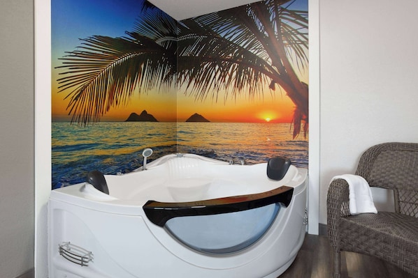 Deluxe Suite, 1 Bedroom, Non Smoking (Efficiency) | Jetted bathtub