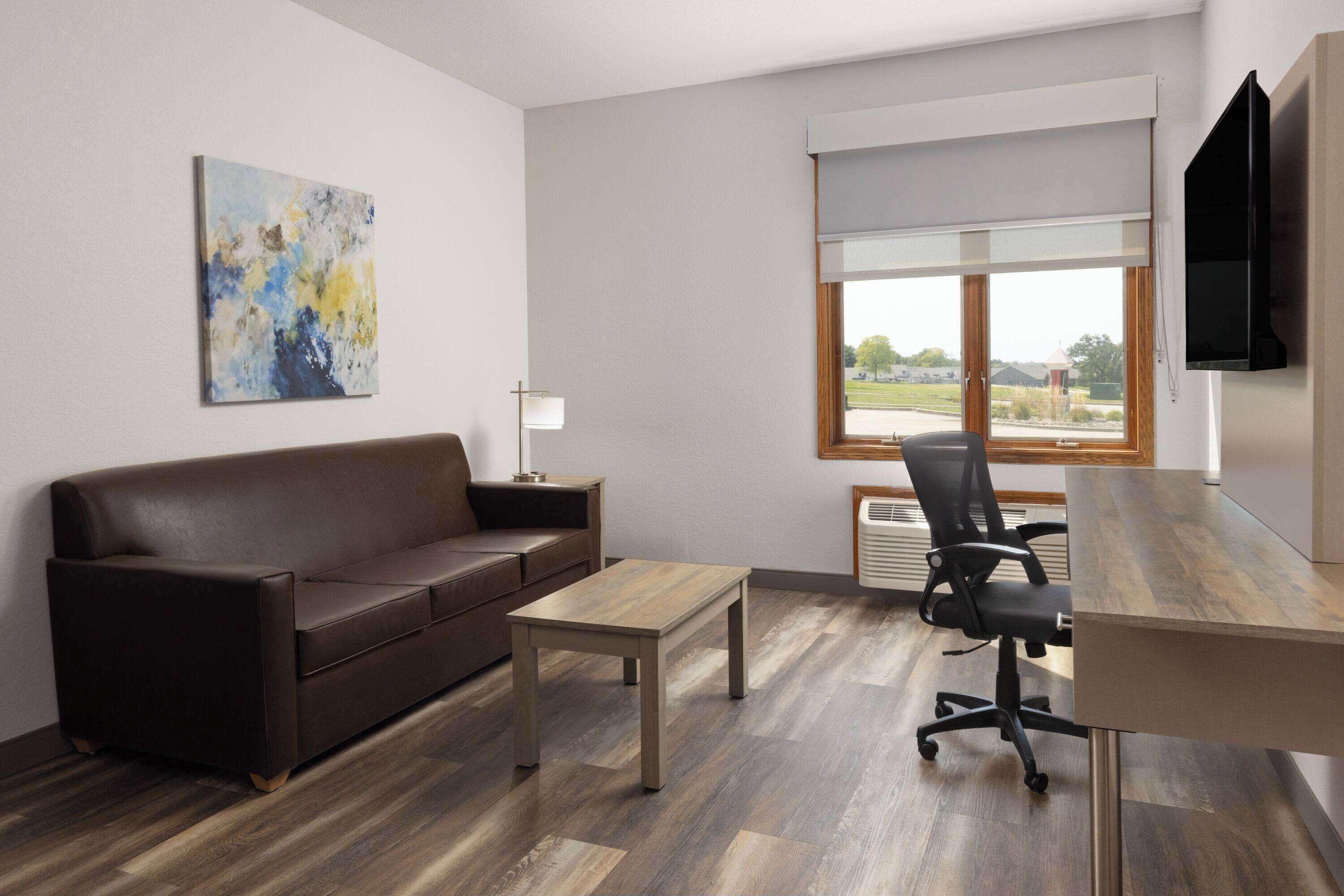 deluxe suite, 1 bedroom, non smoking (efficiency) | jetted bathtub