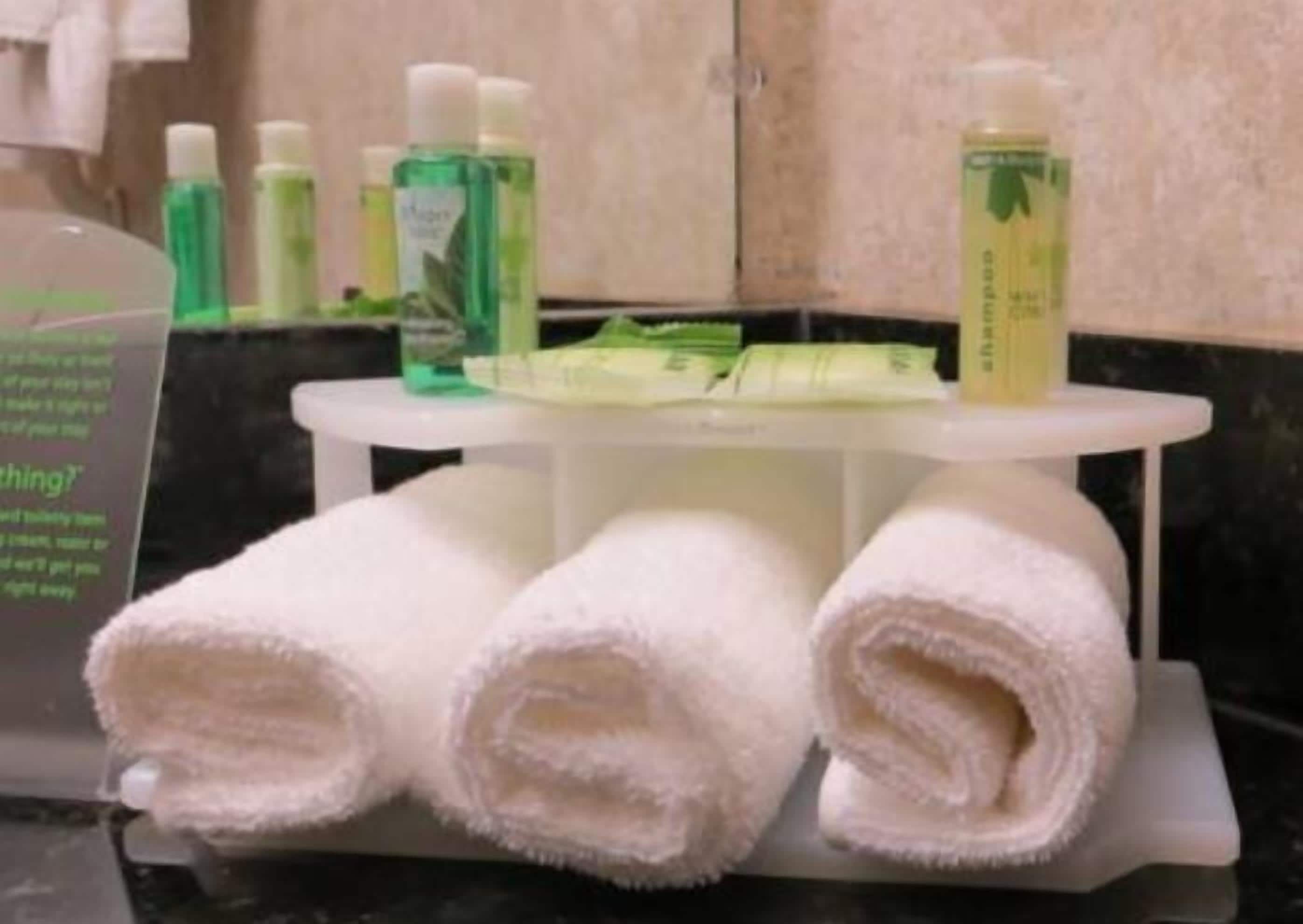 combined shower/bathtub, hair dryer, towels