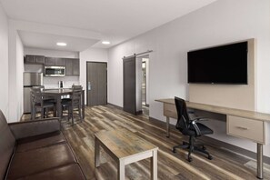 Suite, 1 Bedroom, Non Smoking (Efficiency) | Desk, blackout curtains, iron/ironing board, free WiFi - Links Bos Landen Hotel & Spa of Pella, Trademark by Wyndham (Pella)