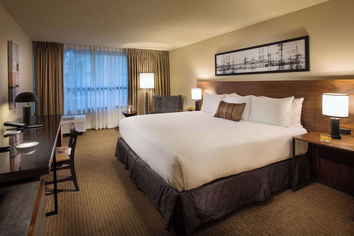 Deluxe Room, 1 King Bed (Coast Premium King)
