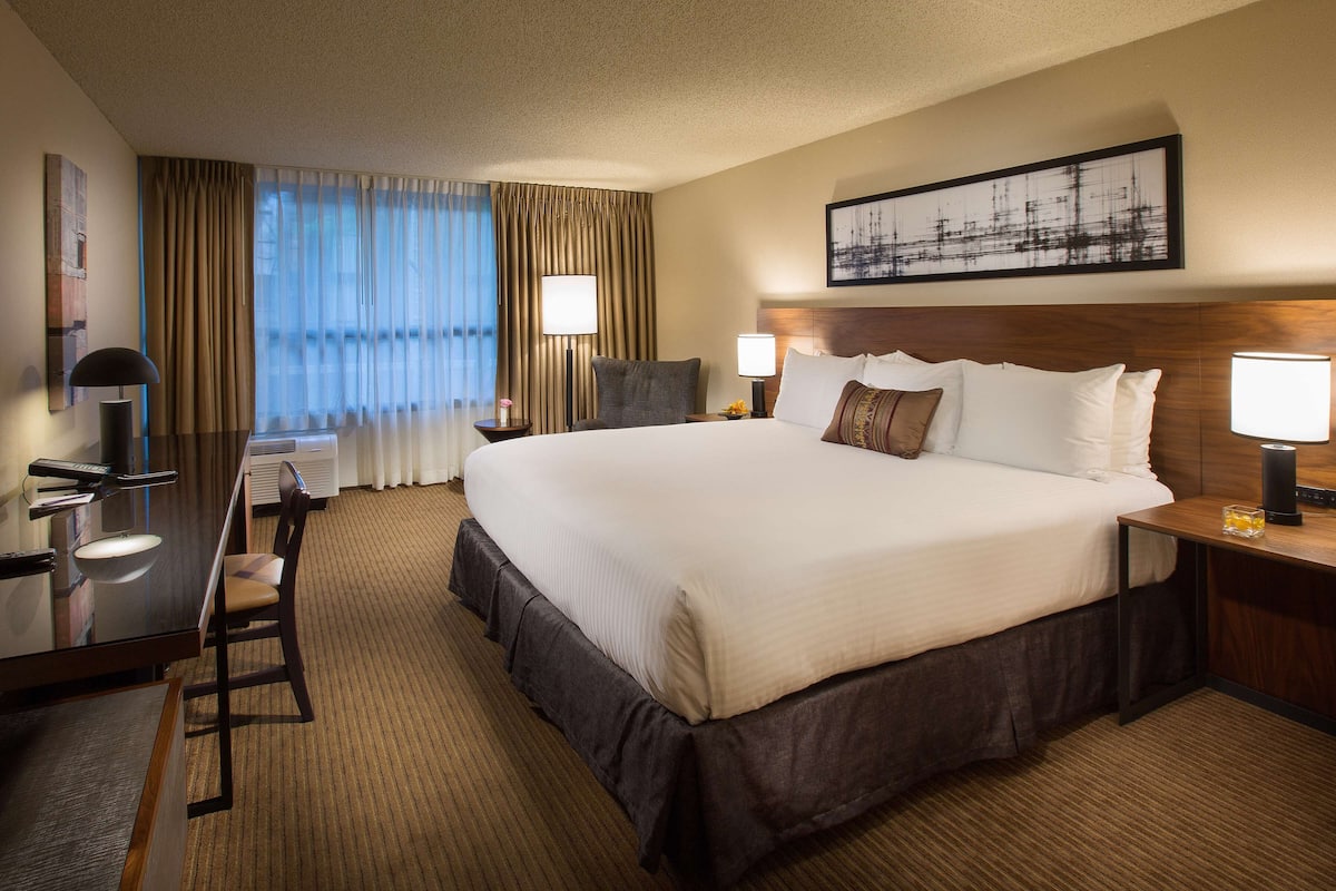 Deluxe Room, 1 King Bed (Coast Premium King) | 1 bedroom, desk, iron/ironing board, free cribs/infant beds