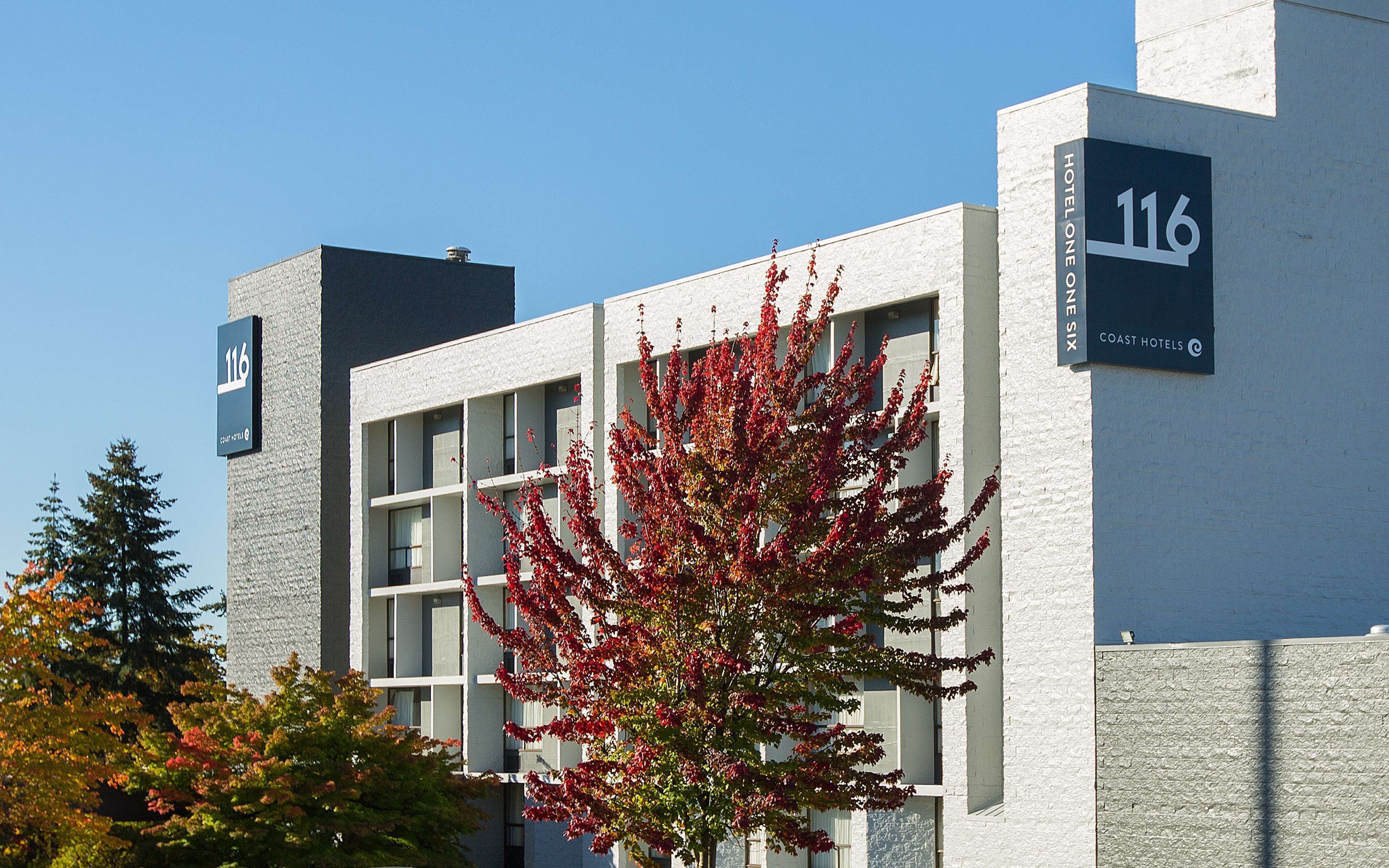 Un bâtiment moderne avec une enseigne indiquant « Hotel One Six » et « Coast Hotels ».