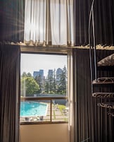 Suíte, 1 cama King e sofá-cama (Coast Townhouse Loft Suite) | Vista para a cidade