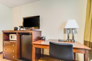 Desk, iron/ironing board, rollaway beds, free WiFi - Quality Inn & Suites Lacey Olympia (Lacey)