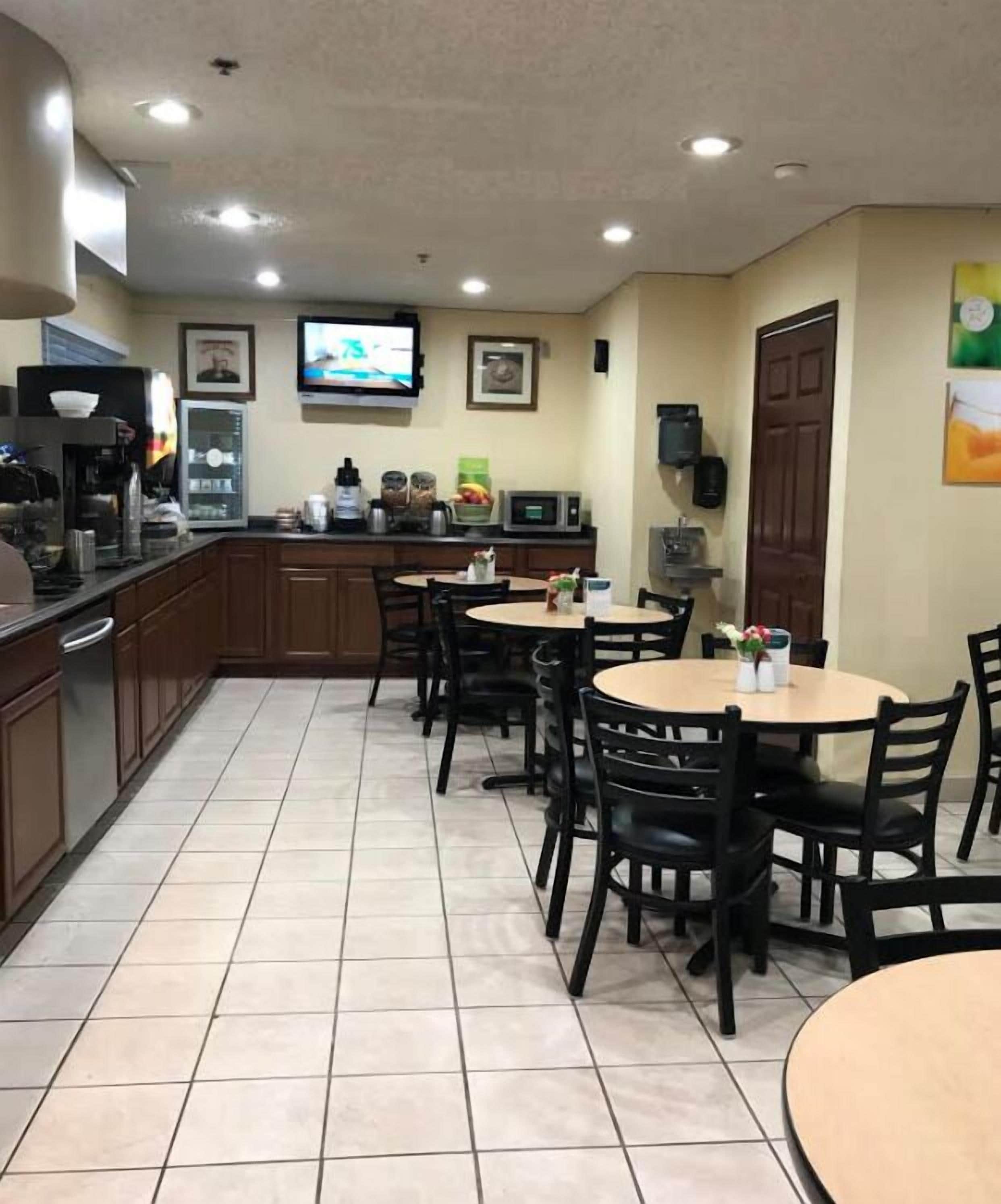 Café da manhã completo grátis todos os dias