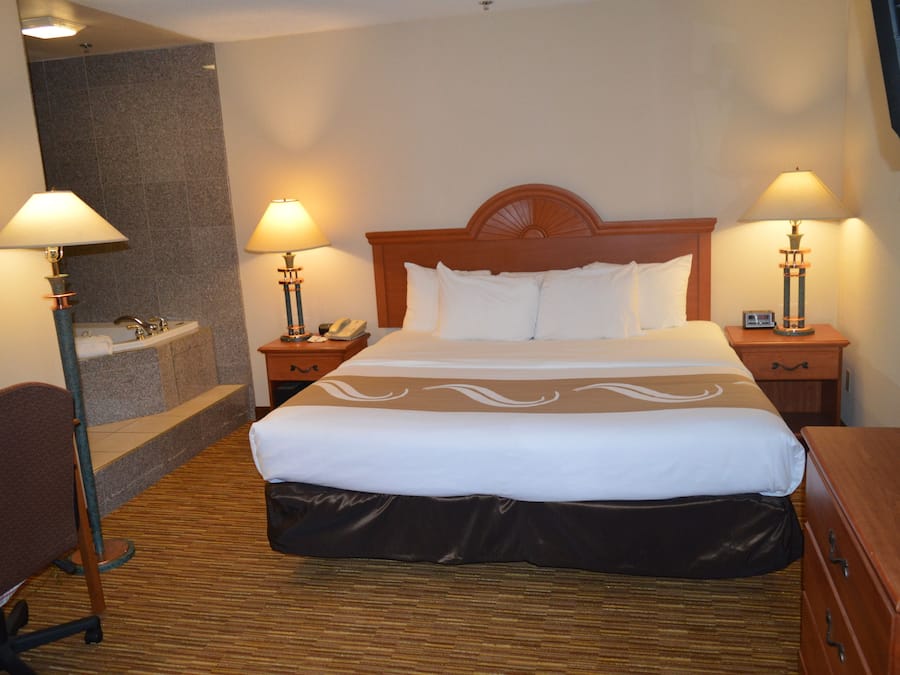 Suite, 1 cama de matrimonio grande, no fumadores | Escritorio, tabla de planchar con plancha, camas supletorias