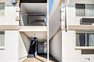 Un edificio de varios pisos con una escalera central, paredes exteriores y ventanas.