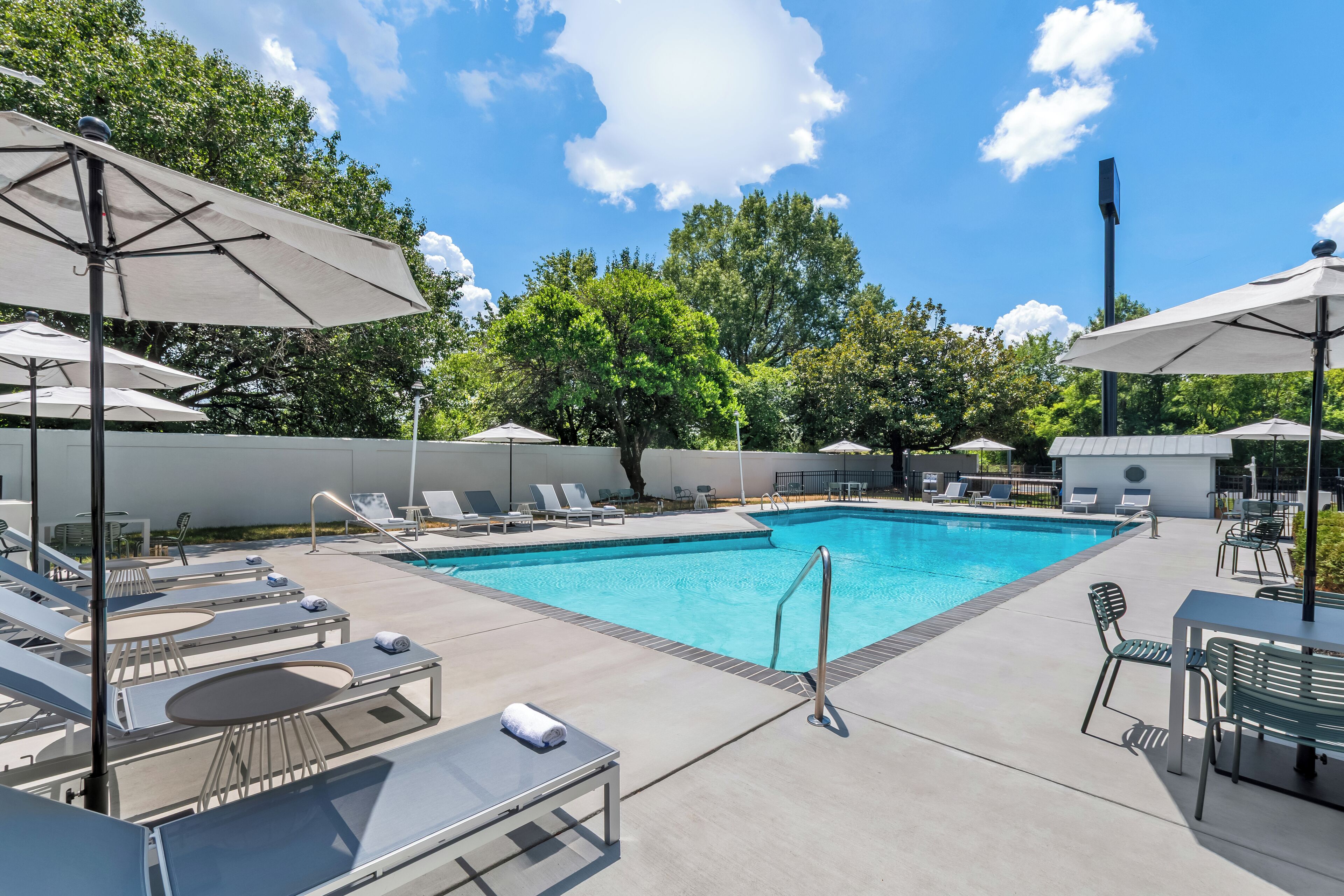 季节性开放的室外游泳池