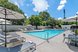 Kolam renang outdoor musiman