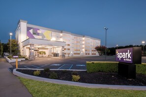 Front of property – evening/night - Spark by Hilton Chattanooga Downtown (Chattanooga)
