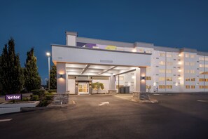 Vista frontal de la propiedad por la tarde o noche