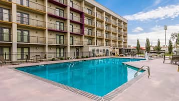 Een seizoensgebonden buitenzwembad