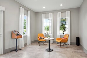 Lobby sitting area - Spark by Hilton Chattanooga Downtown (Chattanooga)