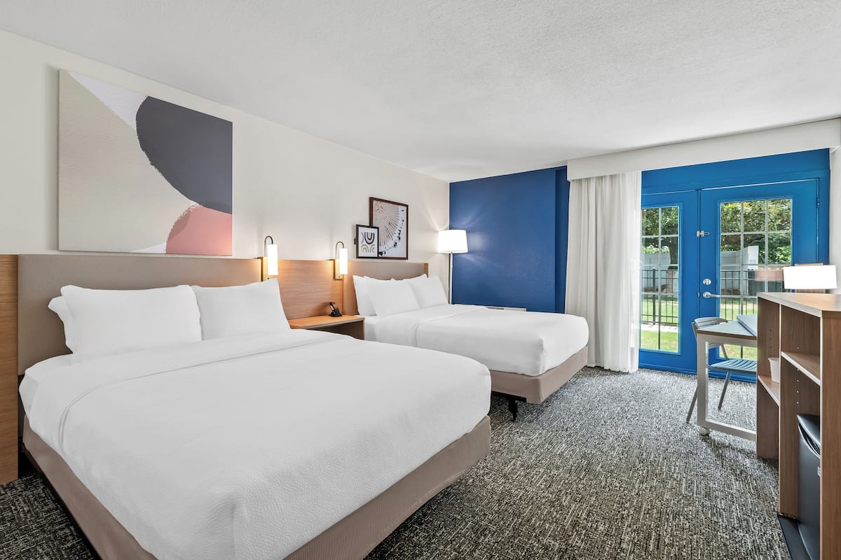 Phòng, 2 giường cỡ queen, phù hợp cho người khuyết tật (Mobility & Hearing, Roll-in Shower) | Bộ đồ giường cao cấp, trang trí khác biệt